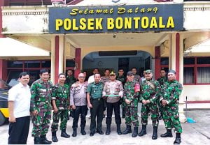 Berikan Suprise di Hari Bhayangkara Ke 78, Koramil 1408-04 Bontoala Seruduk Mako Polsek Bontoala