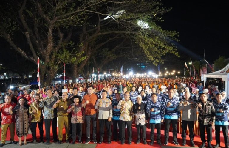Ribuan Warga Dan Tokoh Masyarakat Haridi Malam Pesta Rakyat HUT RI ke 79 Bersama Di Halaman Gor Sudiang