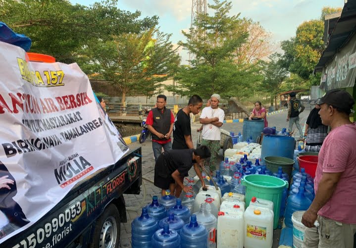 Relawan Calon Walikota Makassar Pasangan ( MULIA ), Birka’Ta 157 Bagikan Air Bersih