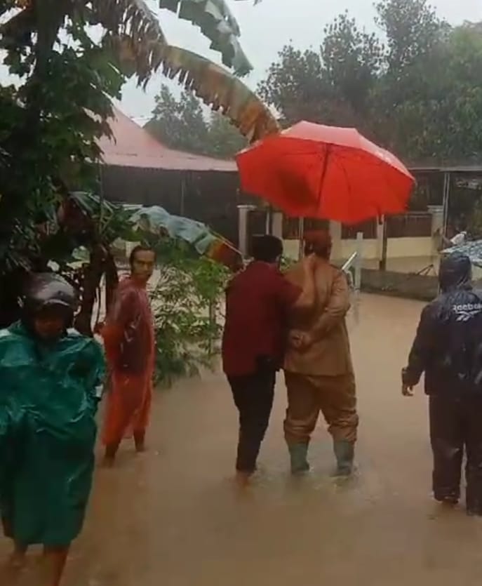 Bupati Maros Bersama lurah Pettuadae Pantau Banjir di Butta Toa Selatan, Imbau Warga Tetap Waspada