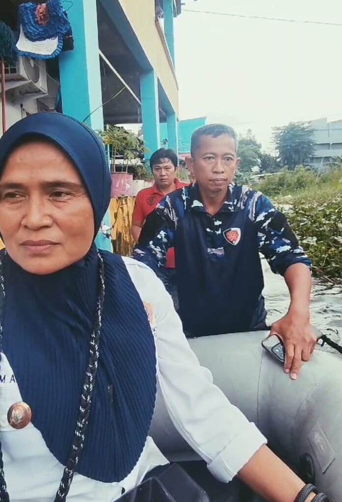 Lurah Daya Pantau Warga Pakai Perahu Karet Yang di Bantu TNI AU