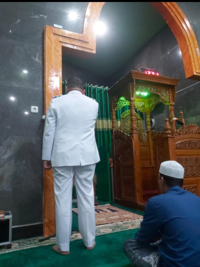 Hari Pertama di Balaikota, Wali Kota Makassar Munafri Arifuddin Kumandangkan Azan dan Salat Zuhur Berjamaah