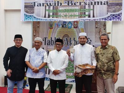 Alumni dan Murid SMA 5 Makassar Gelar Buka Puasa Bersama dan Serahkan Kunci Mesjid Nurut Tarbiyah