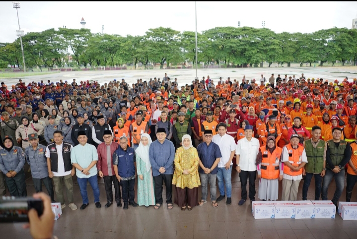 Wali Kota Makassar Serahkan 7.640 Paket Sembako untuk Petugas Kebersihan, Linmas, dan Marbot Masjid