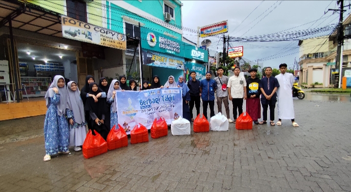 OSIS SMPIT Darul Fikri Makassar Salurkan 830 Paket Takjil kepada Masyarakat