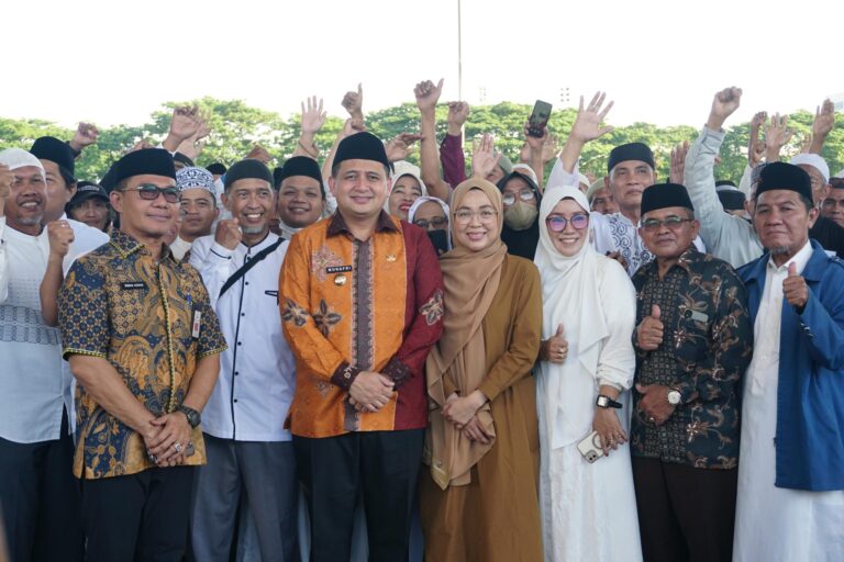 Ketua TP PKK Makassar Hadiri Penyaluran 5.500 Paket Sembako untuk Pekerja Keagamaan