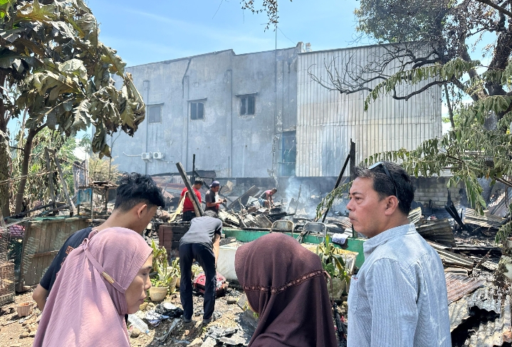Camat Biringkanaya Juliaman Tinjau Lokasi Kebakaran di Kelurahan Pai