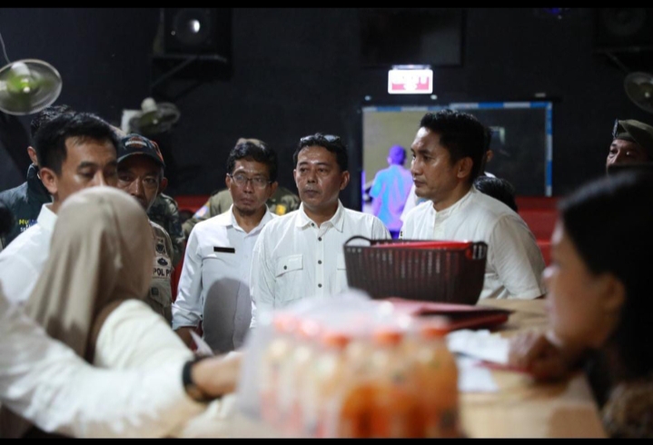 Satgas Pengawasan Perizinan Pemkot Makassar Segel Tempat Karaoke Berkedok Diskotik di Kima Square