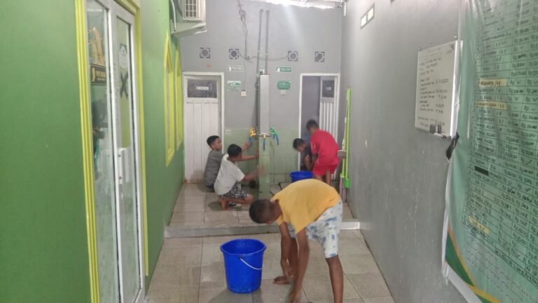 Bersih dan Nyaman, Remas Masjid Baburroyyan Griya Antang Harapan Makassar Kerja Bhakti Setiap Minggu”