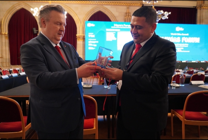 Wali Kota Munafri Serahkan Souvenir Ikonik ke Wali Kota Vienna di Forum WCSMF 2025