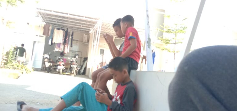 Anak-Anak di Griya Antang Harapan Asibuk Main Game di Aplikasi Roblox