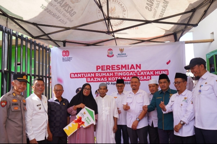 Camat Biringkanaya Bersama Lurah Daya Dampingi Kadis Perumahan dan Kawasan Pemukiman Kota Makassar Resmikan Rumah Layak Huni