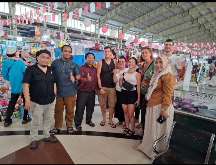 Turis Asal Italia Singgah di Pasar Tramo, Meriahkan Peringatan HUT RI ke-80 di Maros