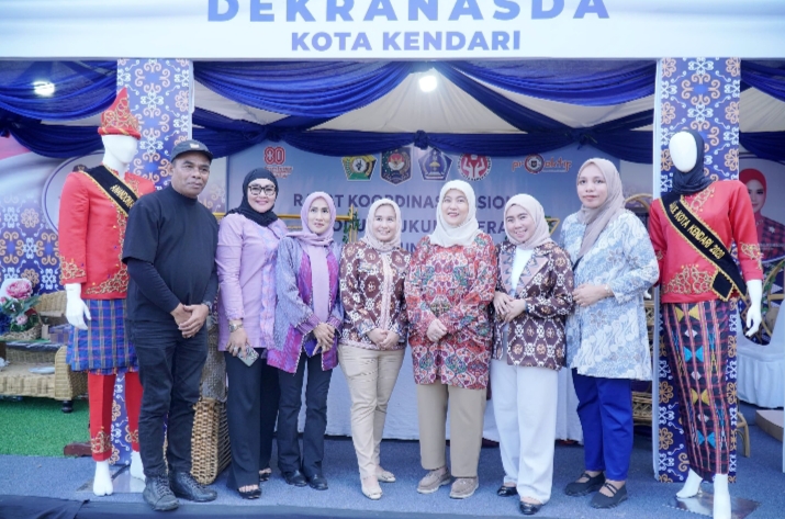 Aliyah Mustika Ilham Apresiasi Kreativitas UMKM di Pameran Ekraf Rakornas Produk Hukum Daerah 2025