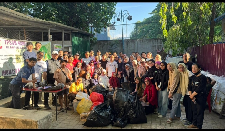 Peringati WCUD 2025, Diskominfo Makassar Gelar Kerja Bakti dan Kunjungi TPS3R
