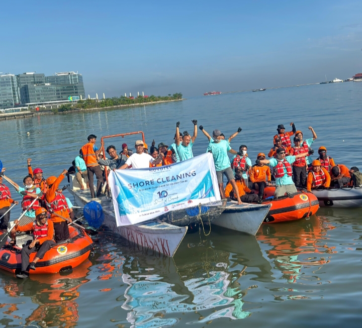 Camat Ujung Pandang Bersama Novotel, BPBD dan UPT Losari Gelar Aksi Shore Cleaning di Pantai Losari