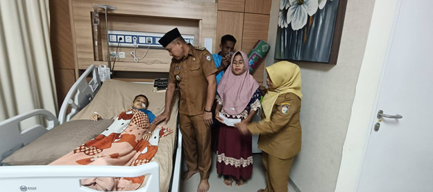 Camat Sangkarrang Jenguk Warga Barrang Lompo yang Sakit di RSUP Wahidin