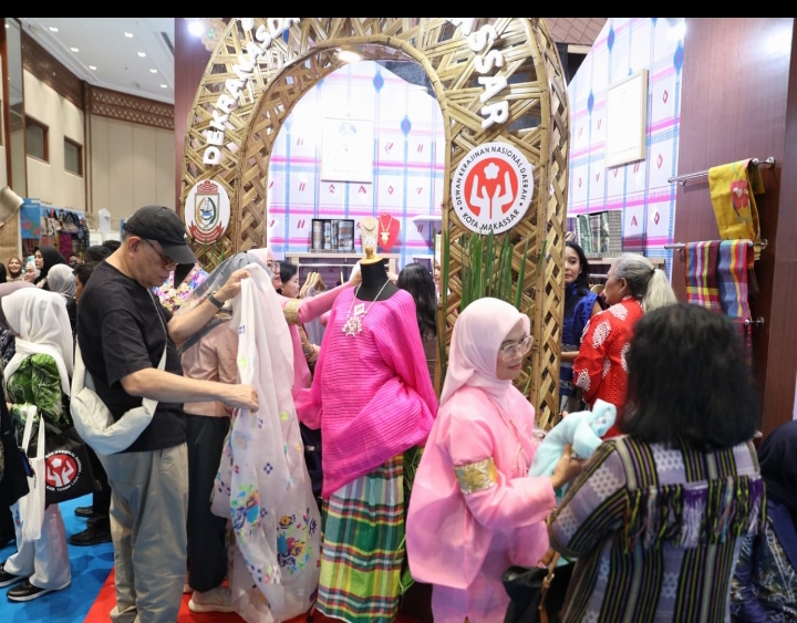 Wastra Bugis-Makassar Pikat Pengunjung, Produk Dekranasda Makassar Diborong Hingga Mancanegara