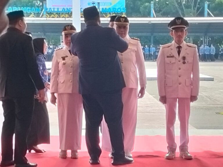 Bupati Maros Sematkan Tanda Jabatan kepada Tiga Camat Baru