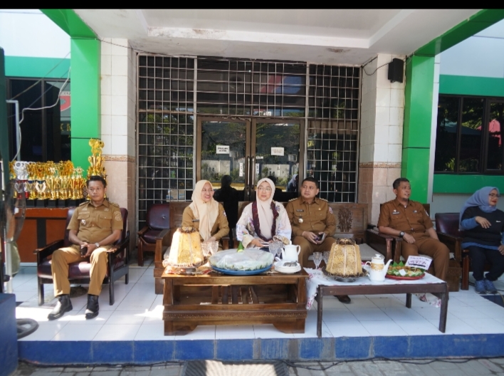 Camat Ujung Pandang Dampingi Wali Kota Makassar di Porseni SMP Negeri 6 Makassar