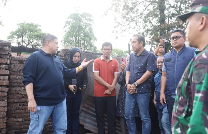 Munafri Tinjau Lokasi Kebakaran di Tallo, Serahkan Bantuan & Pastikan Pemkot Bangun Ulang Rumah