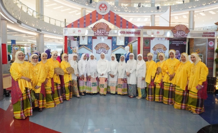 Parade Wastra, Dekranasda Makassar Angkat Keelokan Baju Bodo di Expo Kreatif Andalan 2025