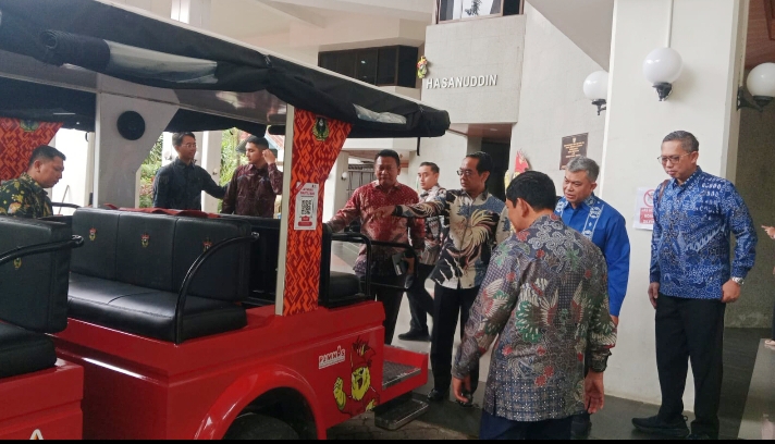 Maroef Sjamsoeddin Apresiasi Karya Anak Unhas Saat Tinjau Mobil Listrik ENGI-MOVE