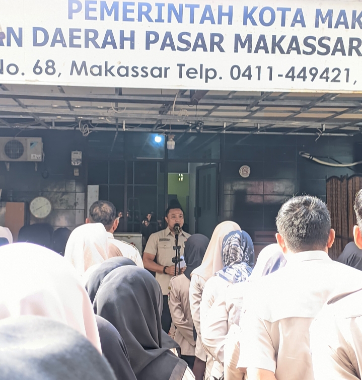 Perumda Pasar Makassar Berikan Reward kepada Pegawai Teladan Makassar