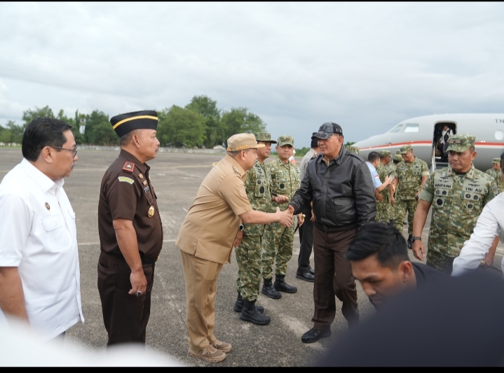 Wali Kota Makassar Jemput Langsung Menhan Sjafrie Sjamsoeddin di Lanud Sultan Hasanuddin