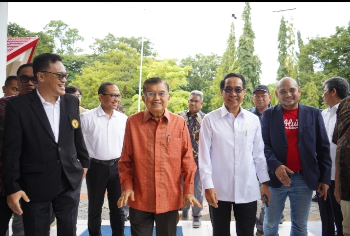 Jusuf Kalla Bahas Tantangan Ekonomi Global di Unhas