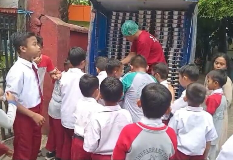 Haru dan Sorak Gembira Sambut MBG di Pulau Barrang Lompo, Anak-Anak Ucap Terima Kasih kepada Presiden Prabowo dan Wali Kota Makassar Munafri Arifuddin