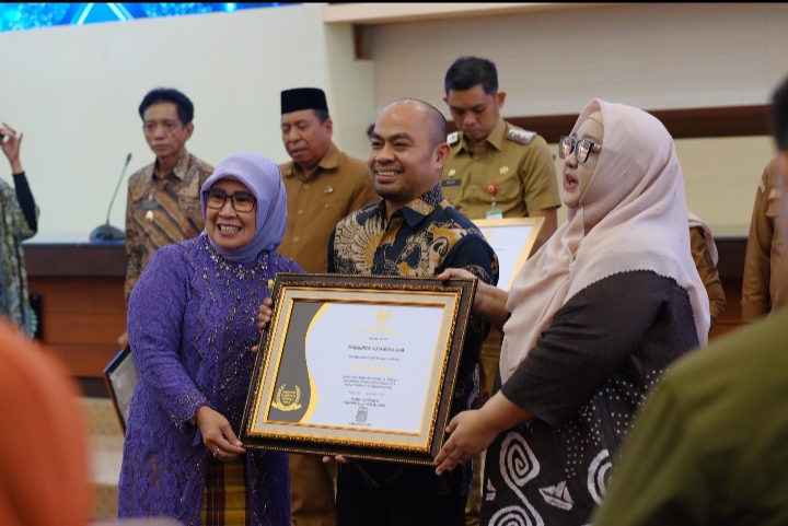 Pemkot Makassar Raih Predikat “Informatif” pada Anugerah Keterbukaan Informasi Publik 2025