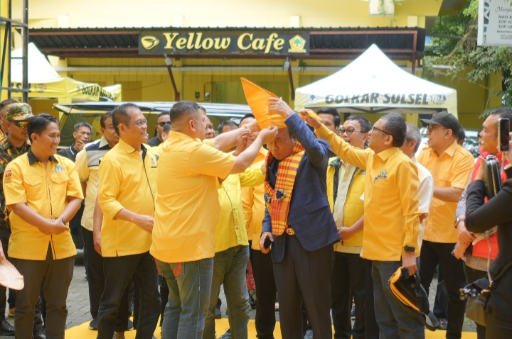Kalungkan Bunga dan Passapu, Munafri Sambut Plt Ketua Golkar Sulsel