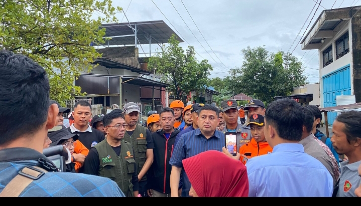 Wali Kota Makassar Bersama Sekda Kota Makassar dan Camat Biringkanaya Tinjau Langsung Lokasi Rawan Banjir Kodam III Katimbang