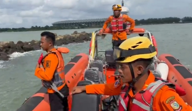 ANAK 5 TAHUN TERSETR OMBAK DI PESISIR PATTINGALLOANG, TIM GABUNGAN LAKUKAN PENCARIAN