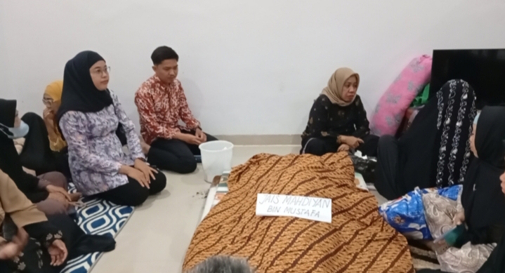 Lurah Laikang Bersama Ketua TP PKK Melayat ke Rumah Duka Korban Anak Tenggelam di Biringkanaya