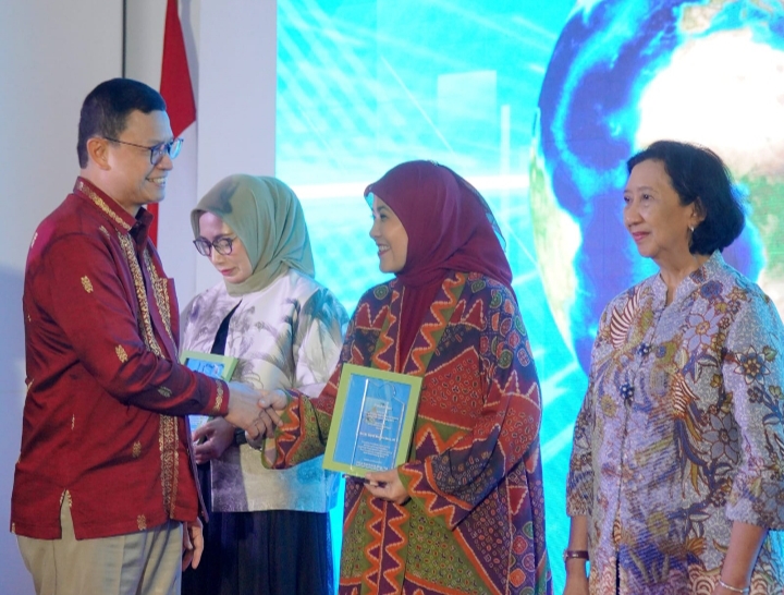 Aliyah Mustika Ilham Terima Penghargaan BPOM RI di Ajang WLA Extravaganza