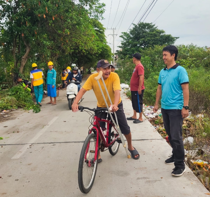 Lurah Buntusu Turun Langsung Pimpin Aksi Bersih-Bersih di Jalan Poros Laniang