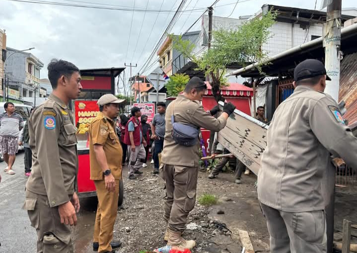 Bersama Lurah Camat Tallo Pimpin Penertiban PK5 di Jalan Kelurahan Kalukuang