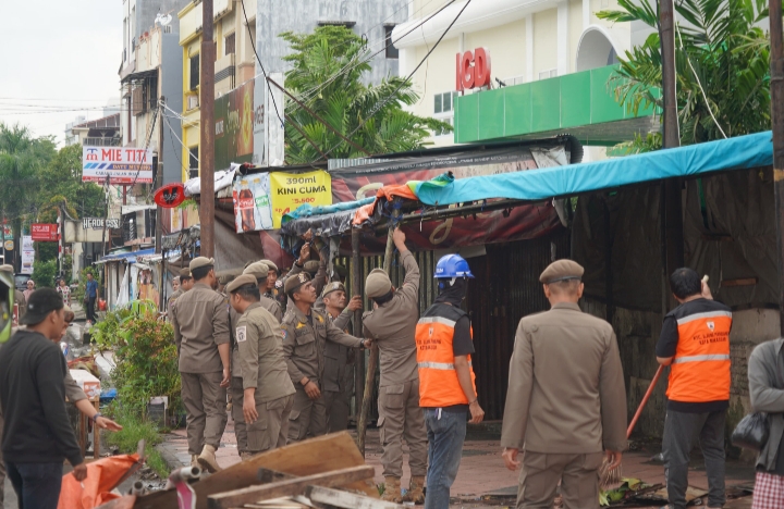 Selama 20 Tahun Berjualan TUTUPI trotoar, Kini PKL Maipa–Datu Museng Direlokasi di Pasar Baru