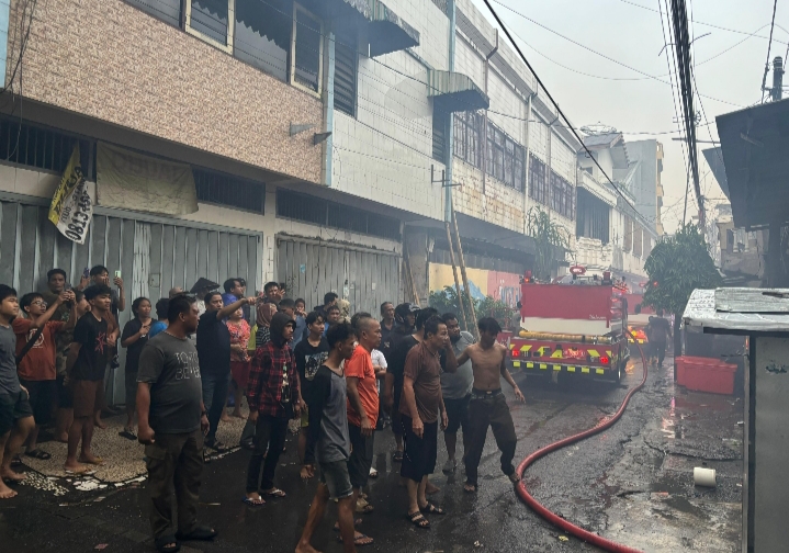 Camat Ujung Pandang Apresiasi Respons Cepat Pemadaman Kebakaran di Bulogading