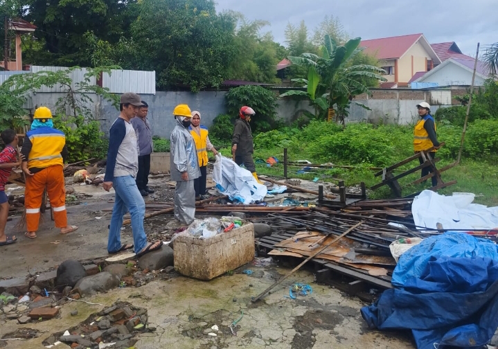 Sabtu Bersih di Jalan Poros Laniang, Lurah Kelurahan Buntusu Pimpin Aksi Bersih Sampah Siluman