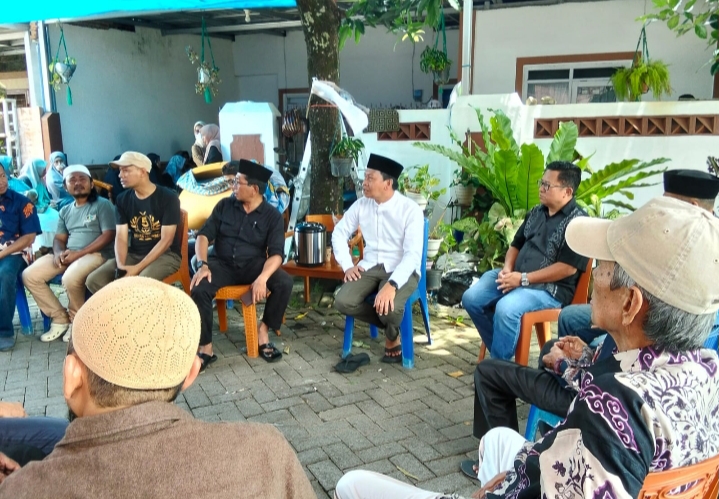 Didampingi Lurah Katimbang, Camat Biringkanaya Melayat ke Rumah Duka Warga