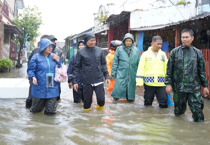 Didampingi Lurah Paccerakkang, Camat Biringkanaya Tinjau Langsung Lokasi Terdampak Banjir