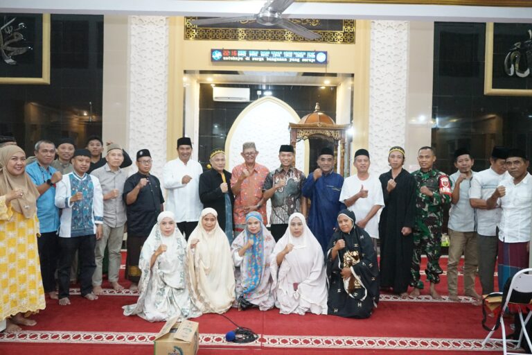 Andi Husni, S.STP., M.Si. dibersamai Lurah Lembo, Bapak Sattu Ali, S.M. melaksanakan giat Safari Ramadan di Masjid Al – Mukhlisin, Kelurahan Lembo, Kecamatan Tallo