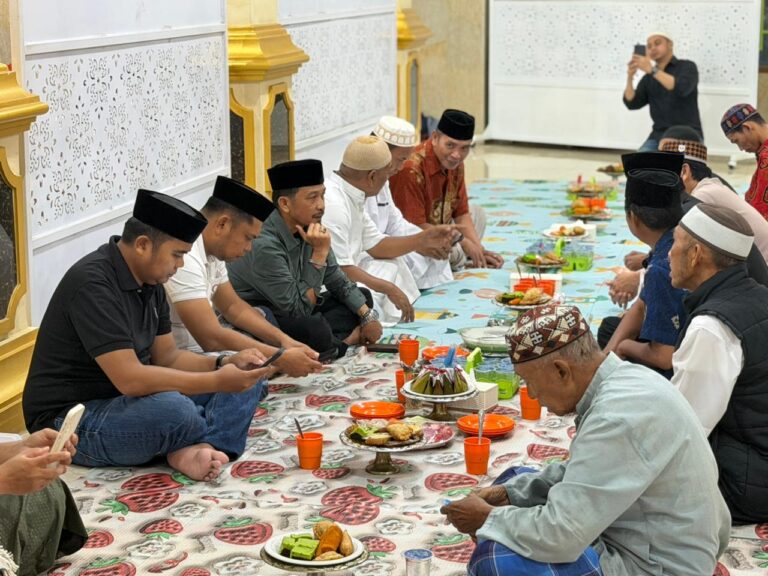 Camat Tamalanrea Buka Puasa Bersama Warga, Pererat Silaturahmi di Masjid Al Ikhlas