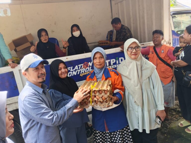 Gerakan Pangan Murah Digelar di kelurahan Tamalanrea Jaya, Camat Andi Patiroi Hadir Langsung Tinjau Kegiatan