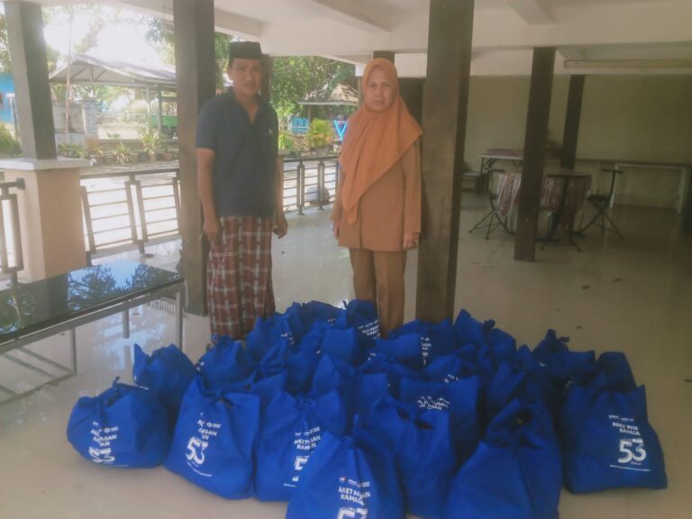 DDI Mangkoso Dapatkan Paket Sembako dari Semen Bosowa