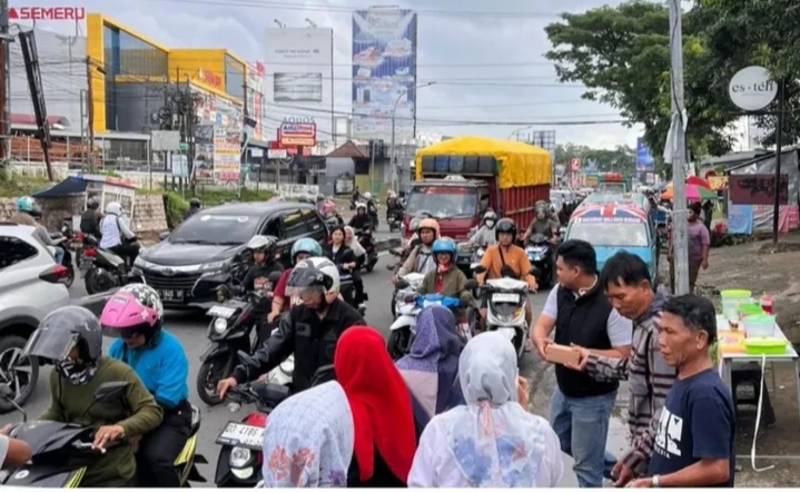 Lurah Kapasa Norman Edyanto Pimpin Aksi Berbagi Takjil di Poros Perintis Kemerdekaan