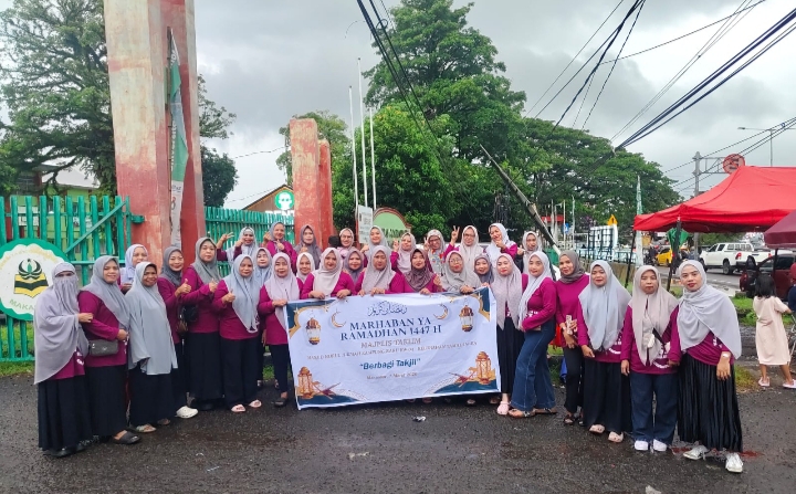 Majelis Taklim Nurul Hikmah Tamalanrea Berbagi 500 Paket Takjil di Jalan Perintis Kemerdekaan